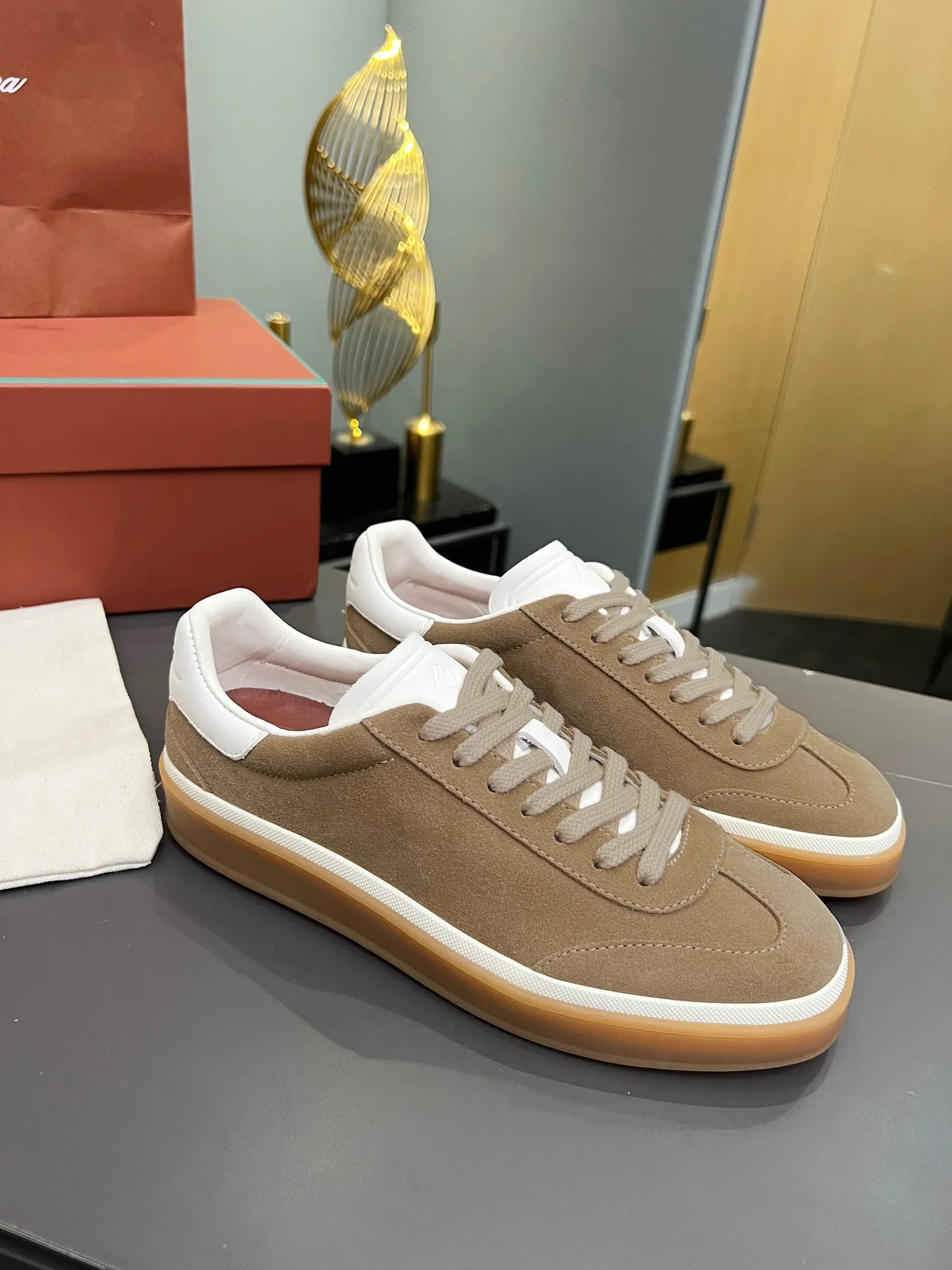 Factory price: 580💰Purchase level, high version🦅⛳️ Italy [Loro men's shoes💰iana] Tennis walk series L men's shoes💰Couple moral training shoes casual sports shoes sneakers🎁🎁 Original purchase development and production This new suede tennis shoe adopts an ultra-low design, suitable for wearing all year round👫👫 The wrapped sole creates an effortlessly attractive color combination that harmoniously blends functionality with understated style, making it the ideal shoe for urban wear. Soft calfskin tongue with Kummel color insert at the heel, embossed L Men's shoes 💰 Logo Cotton lace upper, cowhide suede sole Rubber-lined calfskin ✦ Upper: imported first-layer cowhide ➕ Customized original cowhide ✦ Lining: cowhide lining ➕ Cow leather insole ✦ Sole: Original open-molded T men's shoe 💰R ultra-lightweight outsole ✦Packaging: Original full set of packaging ✦Female size: 35--40, ✦Male size: 39--44, customized 45
